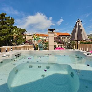 Three-Bedroom Apartment Jacuzzi Sea View